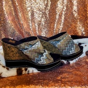 NWT Muk LUKS wedge color grey size 8